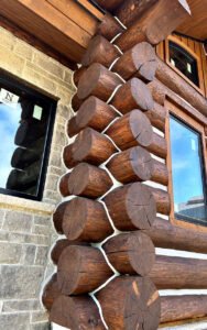 Log cabin corner with interlocking wooden beams